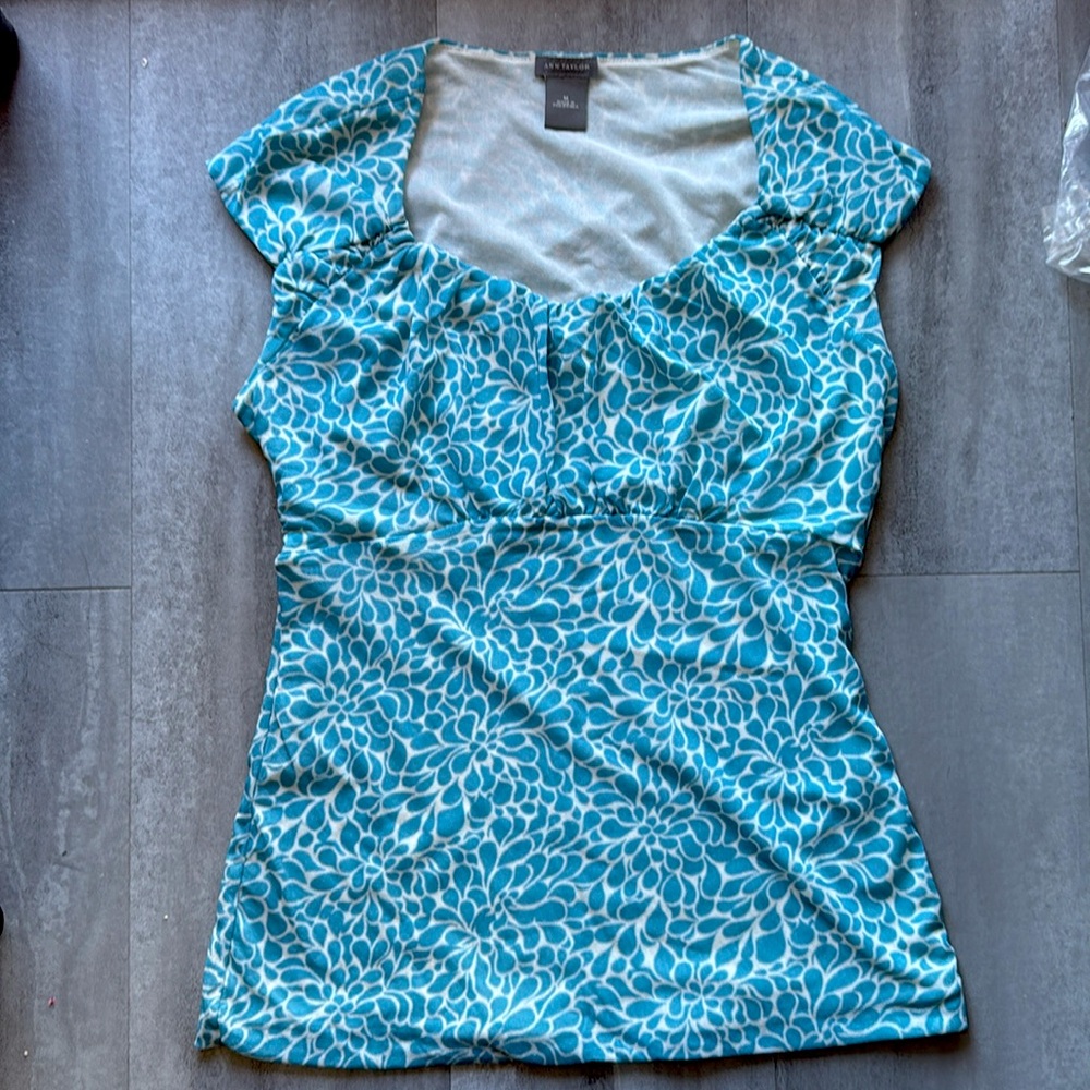 Ann Taylor: flowy top, flower pattern confortable, light waight, summer top